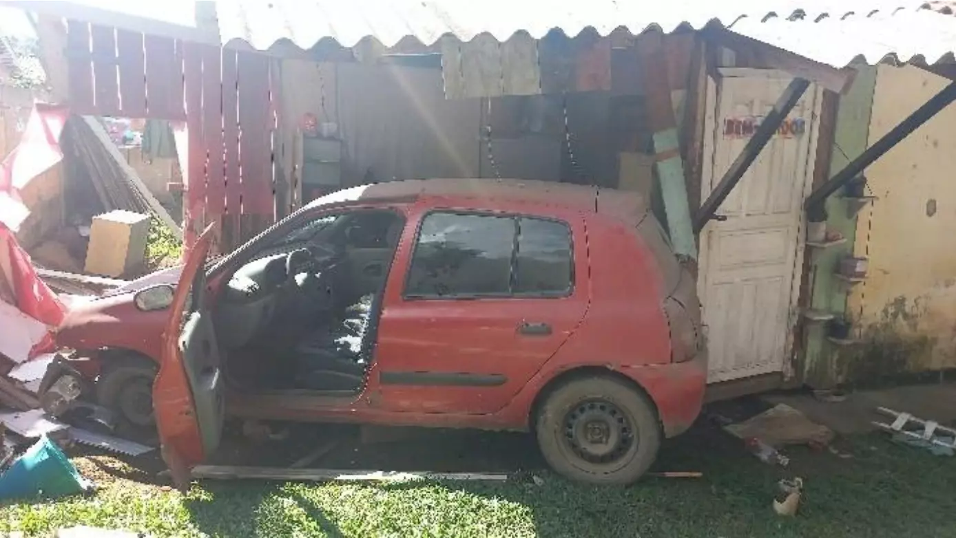 Condutor embriagado colide com residência em Itaiópolis
